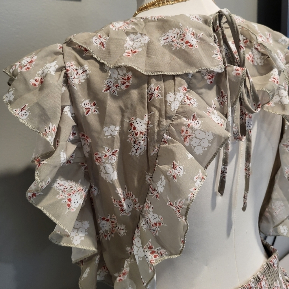 Flirty floral dress with sexy cut-out back - Picture 6 of 9